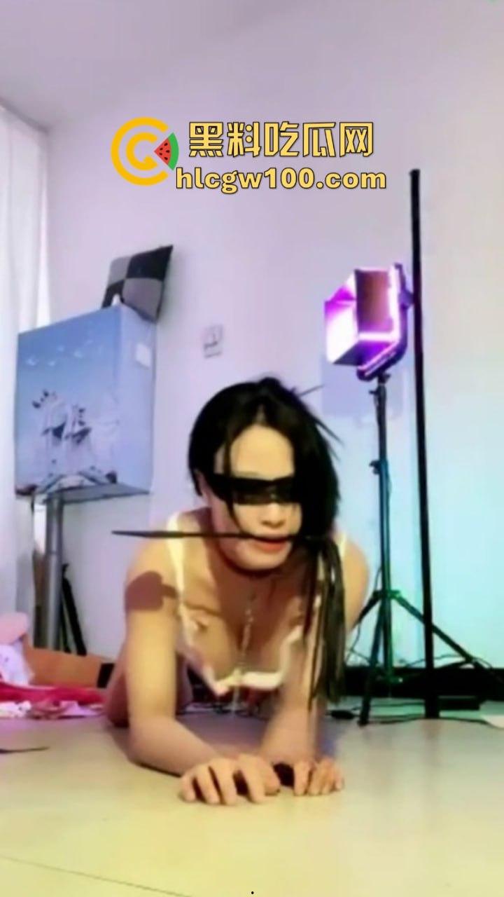 快手清纯反差美女【小纯吖】土豪定制私拍 脸穴同框道具自慰 高潮喷水妖娆裸舞！-2