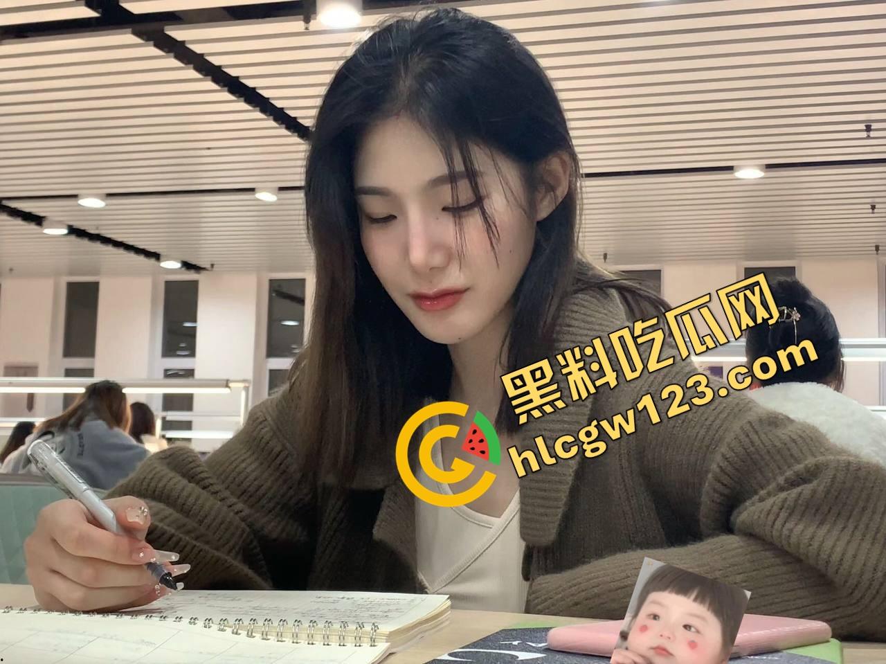 年轻骚妹小区椅子上亲热，真空出门方便男友揉奶，衣服一掀奶头当众弹出来，楼上邻居阳台吃瓜偷拍！-3