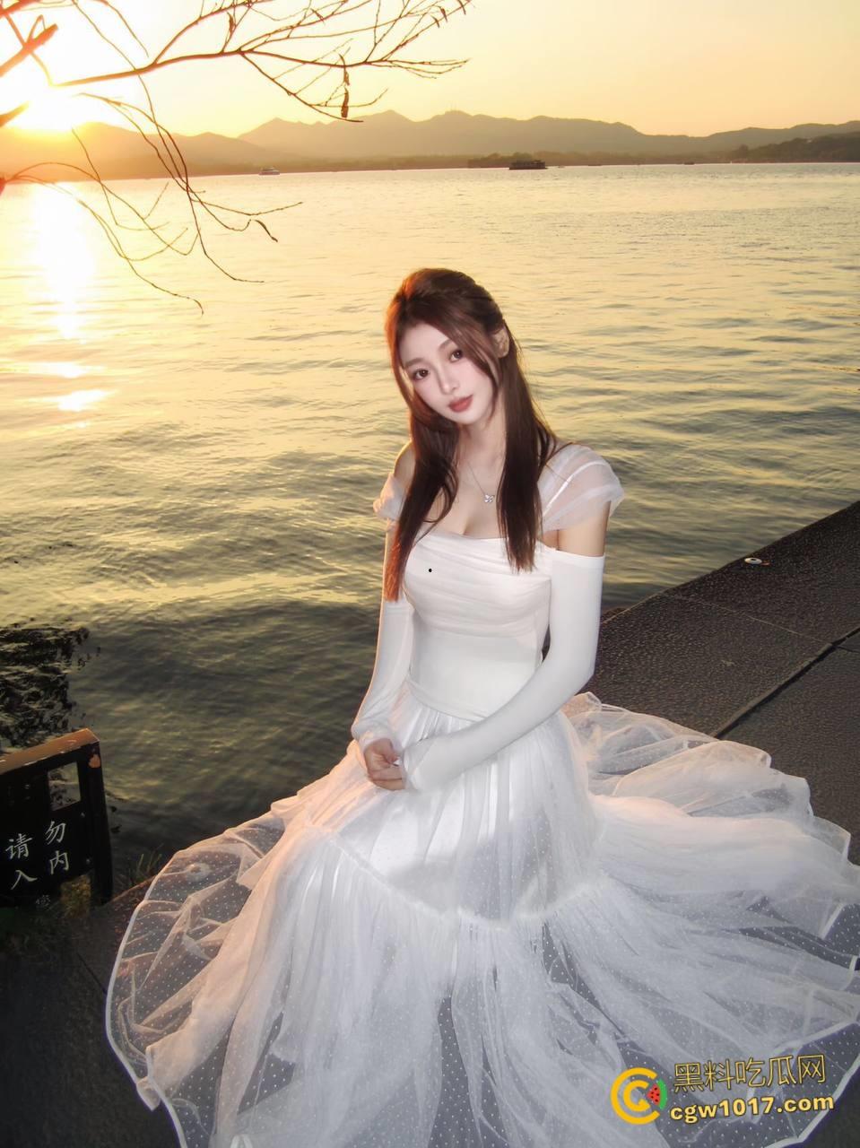 上海淫荡骚妻，被绿帽癖老公献给好兄弟，情趣蕾丝被3P轮操前后夹击，小骚穴被操的白浆四溢，频繁约操如同家宴！-2