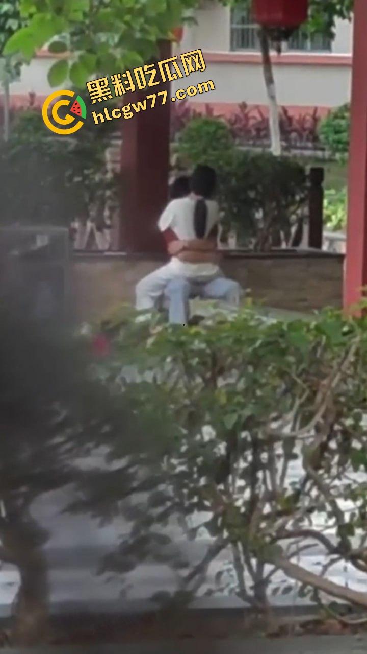 广东食品药品职院情侣操场野战，女友逼痒坐男友腿蹭逼蹭到湿，小哥握腰狂挺差点就插进去！-13