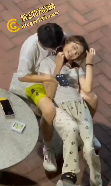 年轻骚妹小区椅子上亲热，真空出门方便男友揉奶，衣服一掀奶头当众弹出来，楼上邻居阳台吃瓜偷拍！-7