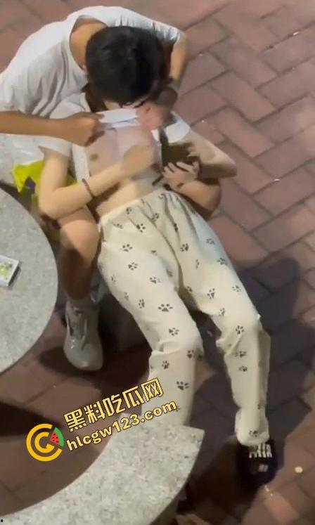 年轻骚妹小区椅子上亲热，真空出门方便男友揉奶，衣服一掀奶头当众弹出来，楼上邻居阳台吃瓜偷拍！-12