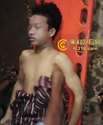 TikTok博主直播事故，为了吸引观看量想悬挂在水面上，结果卡在桶里，他在成千上万的观众面前淹死了。-2