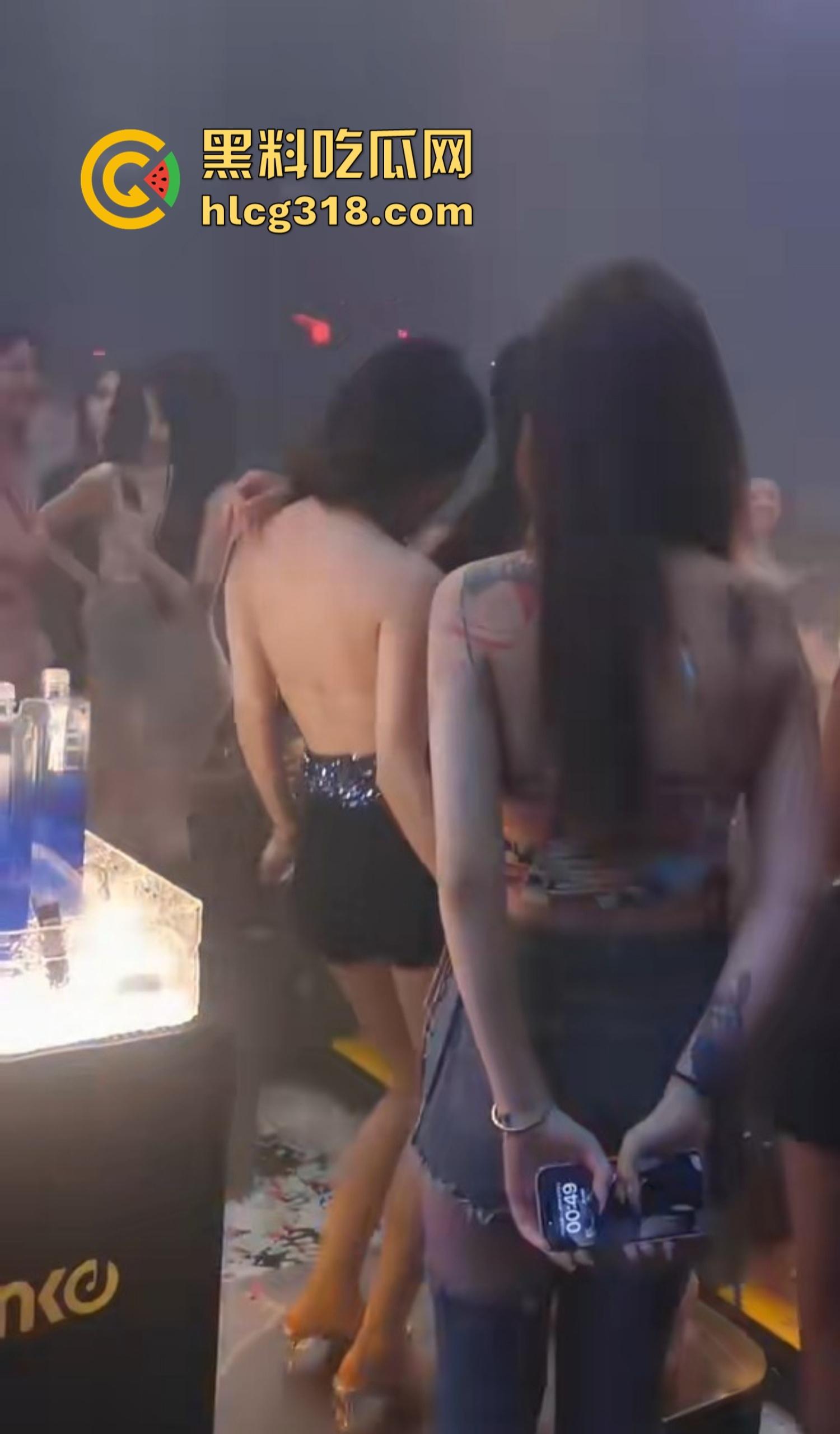 福州MK酒吧半夜淫乱失控，俩妹大厅脱光被大哥轮流狂操，咱就说也是第一次知道酒吧能玩3P！-4