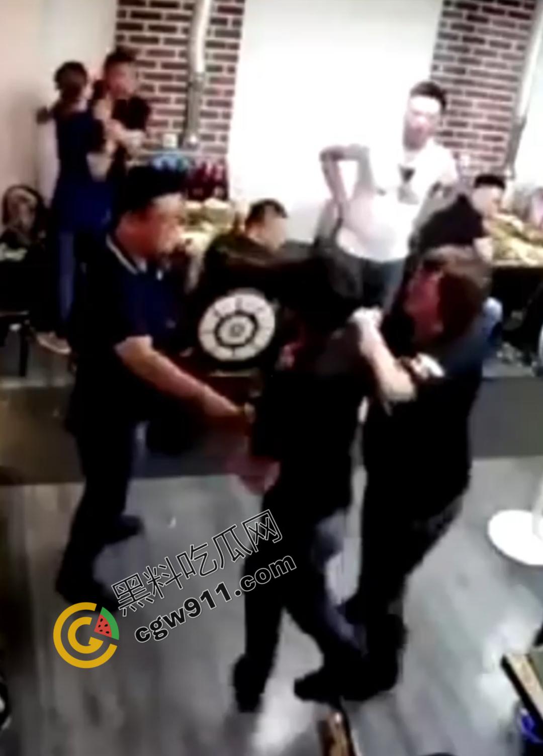 东北酒桌火爆冲突，一时口角引发血案！醉汉挑衅邻桌大哥遭酒瓶爆头，现场激烈打斗混乱不堪-3