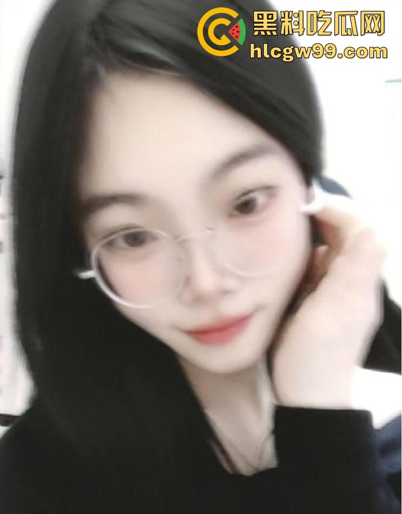 三亚反差眼镜妹【魏伊伊】性爱视频曝光,吃鸡啪啪 翘臀白皙鲍鱼粉嫩,大白天在户外激情野战后入!-1