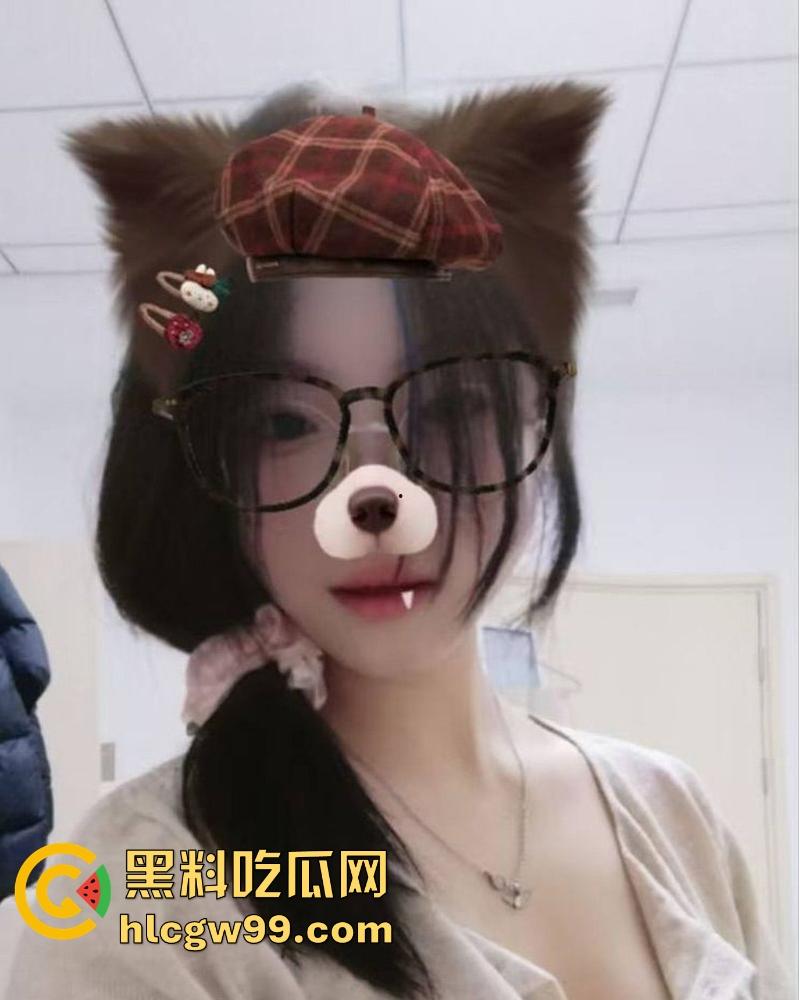 三亚反差眼镜妹【魏伊伊】性爱视频曝光,吃鸡啪啪 翘臀白皙鲍鱼粉嫩,大白天在户外激情野战后入!-3