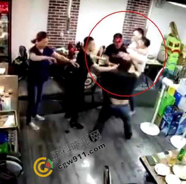 东北酒桌火爆冲突，一时口角引发血案！醉汉挑衅邻桌大哥遭酒瓶爆头，现场激烈打斗混乱不堪-6