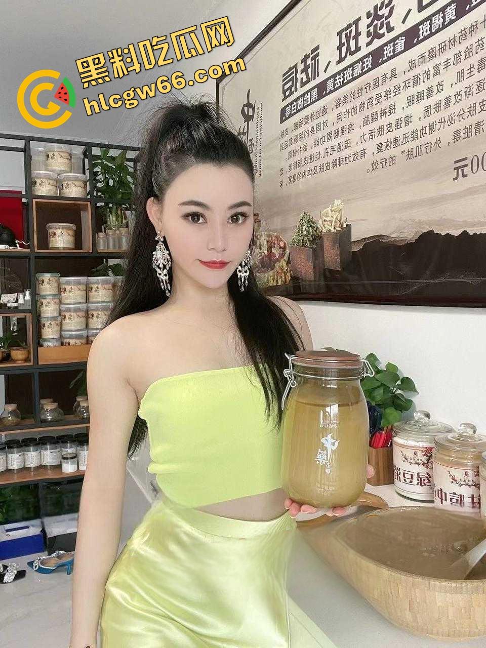 开718假装富婆？深圳大奶女【林梦雪】扯下假名媛滤镜，被爆勾引金主换资源，骚片外泄骚逼翻天！-7