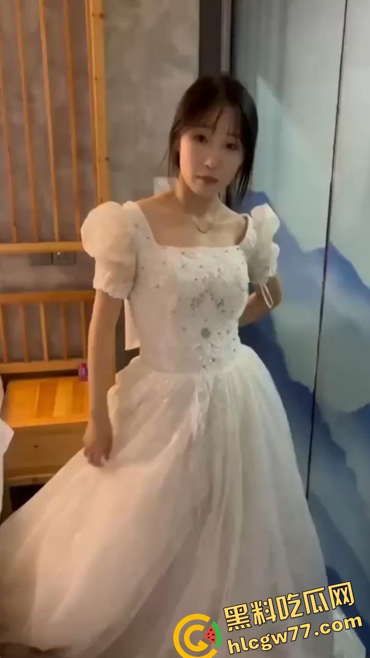 沐川音乐女狗【顾澜音】KTV跪地舔屌爬成狗,全程露脸被轮爆,教书是假被操是真,唱歌只为练喉管!-5