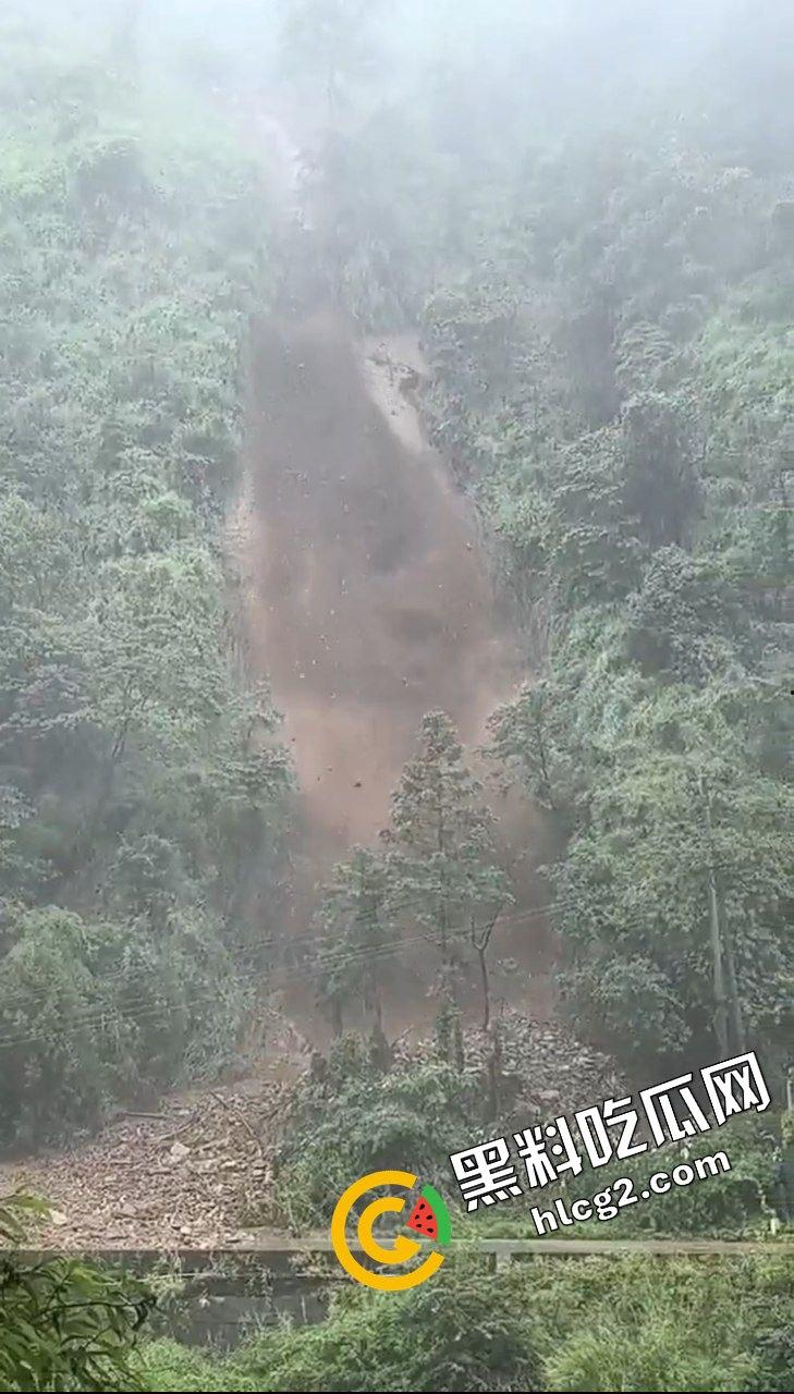 四川阿坝州九寨沟 恶劣天气导致山洪爆发泥石流 现场一片狼藉 消防人员救灾时被冲走！-7