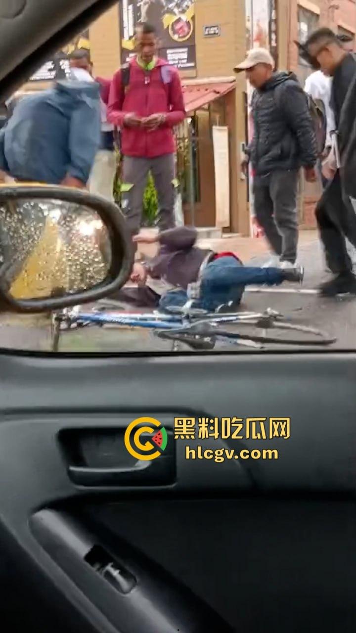 蛋痛！加州小偷扒钱包被抓现行 惨遭正义群众群体攻击 脱裤捏蛋：叫成这样是爆了吗？-6