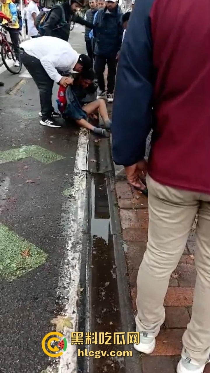 蛋痛！加州小偷扒钱包被抓现行 惨遭正义群众群体攻击 脱裤捏蛋：叫成这样是爆了吗？-7