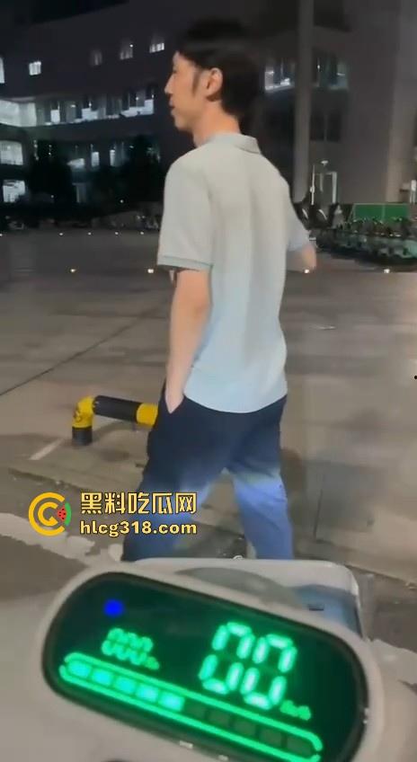 湖北经济学院热搜大瓜！JK制服学生妹校园推特玩露出野战被围观 白天激情后入深夜疯狂口交 真大胆！-12