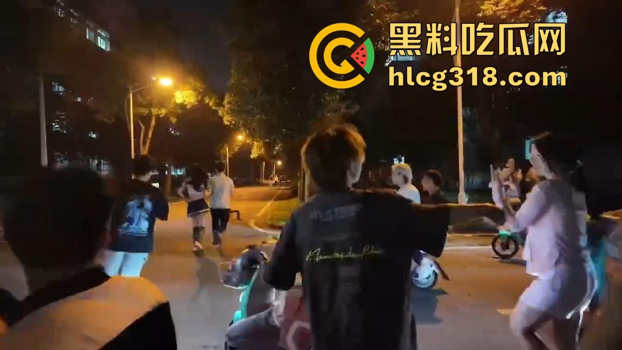 湖北经济学院热搜大瓜！JK制服学生妹校园推特玩露出野战被围观 白天激情后入深夜疯狂口交 真大胆！-16