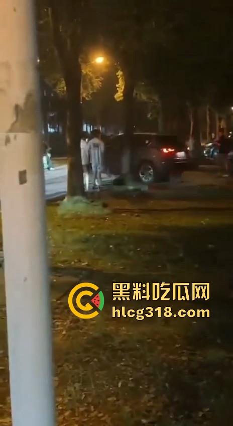 湖北经济学院热搜大瓜！JK制服学生妹校园推特玩露出野战被围观 白天激情后入深夜疯狂口交 真大胆！-17