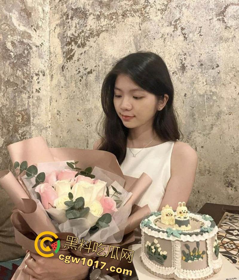 约炮安徽大学清纯05年嫩妹【姚晴晴】矜持如小白兔，粉嫩骚穴紧致一夹就喷，上位骑乘疯狂榨精，极其反差销魂！-3