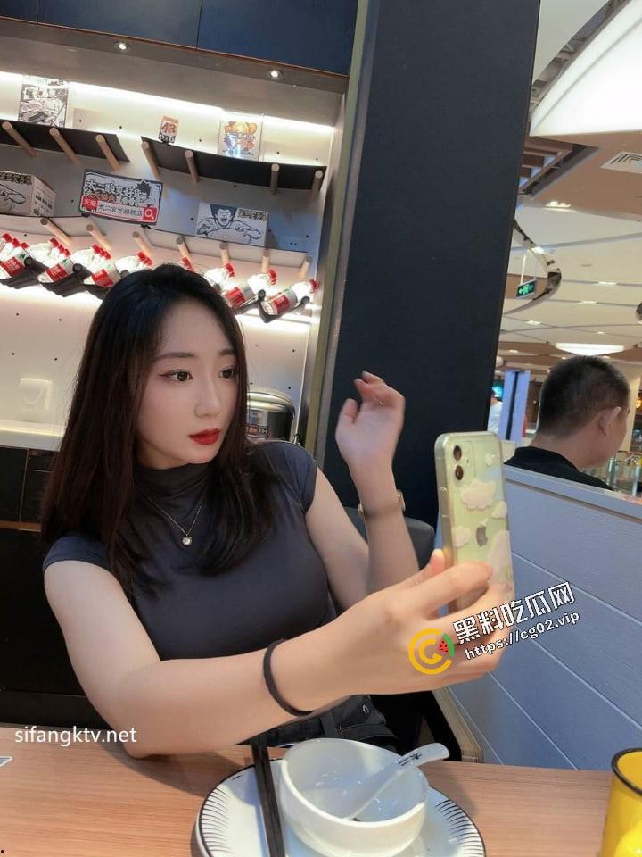 顶级反差婊曝光流出【苗芳】 邻家御姐风 高挑丰满得身材 气质极佳 海量骚鸡自拍照60P+14分钟性爱合集-15