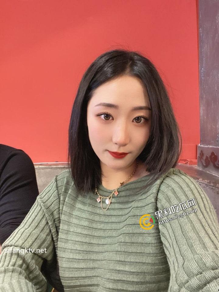 顶级反差婊曝光流出【苗芳】 邻家御姐风 高挑丰满得身材 气质极佳 海量骚鸡自拍照60P+14分钟性爱合集-25