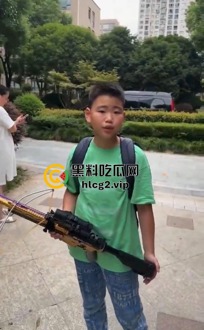 超熊男孩弩箭练杀技！虐猫升级还不够，下一步就是全家屠杀，老妈还在旁边玩消消乐-9