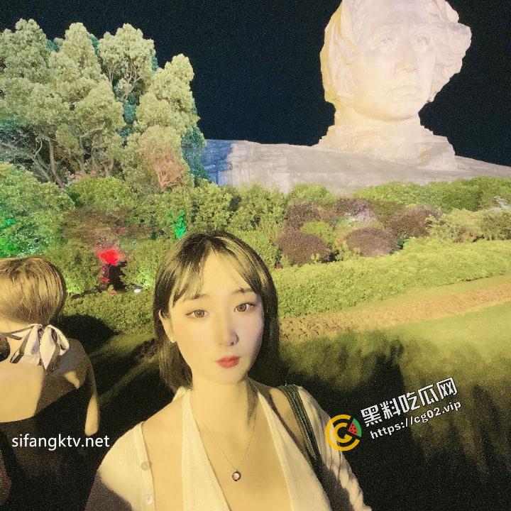 顶级反差婊曝光流出【苗芳】 邻家御姐风 高挑丰满得身材 气质极佳 海量骚鸡自拍照60P+14分钟性爱合集-28