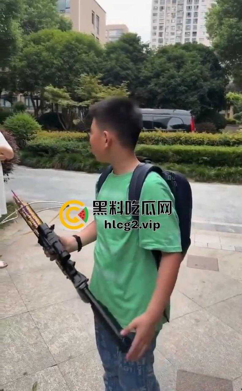 超熊男孩弩箭练杀技！虐猫升级还不够，下一步就是全家屠杀，老妈还在旁边玩消消乐-16