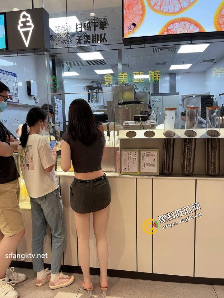 顶级反差婊曝光流出【苗芳】 邻家御姐风 高挑丰满得身材 气质极佳 海量骚鸡自拍照60P+14分钟性爱合集-37