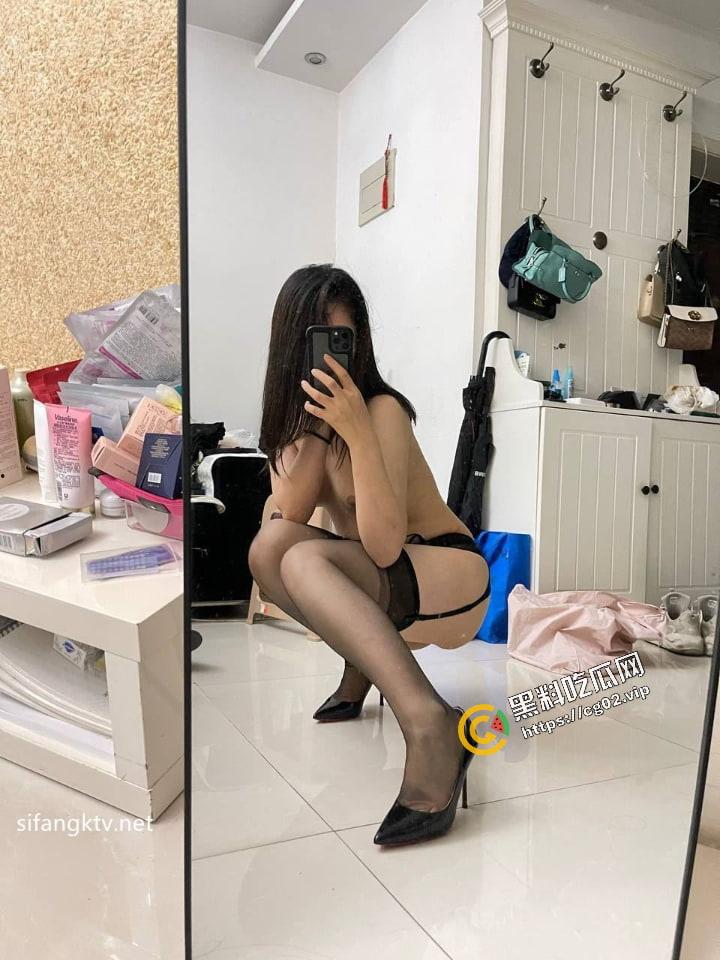 顶级反差婊曝光流出【苗芳】 邻家御姐风 高挑丰满得身材 气质极佳 海量骚鸡自拍照60P+14分钟性爱合集-50