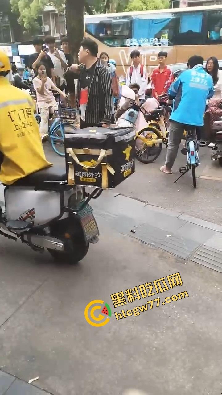 长沙纯爱战士悲剧现场，顺丰小哥为爱打工全身奉献，结果女友当街牵别人，绿得他人都傻了！-8