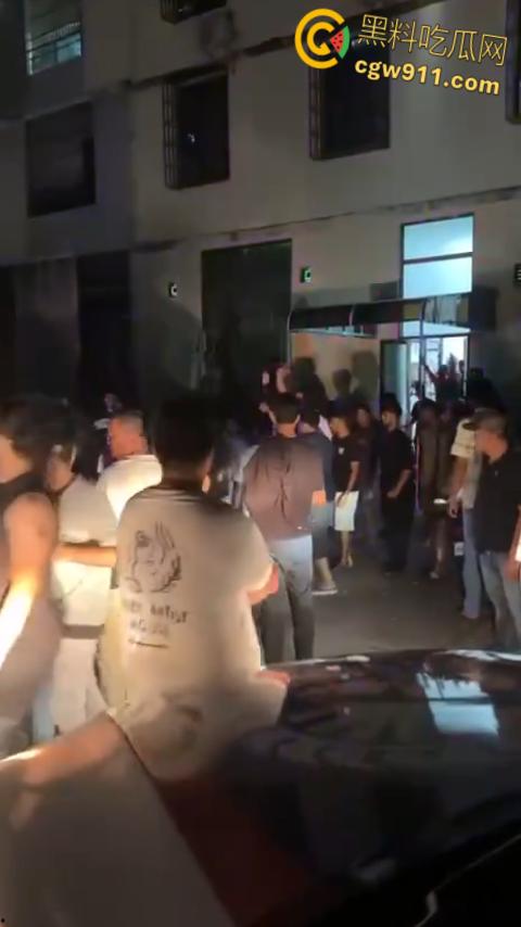 柬埔寨西港中国城凯博园区，印度人和巴基斯坦人聚众闹事，甚至出现打砸行为，惊动警察宪兵出动进行制止。-1