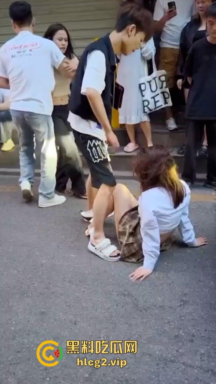 抓奸修罗场  原配当街抓小三 看了小三身材觉得也不能全怪老公 这身材谁看谁不迷糊！-1