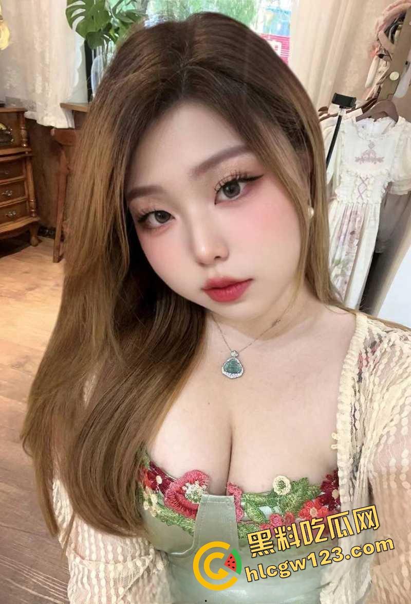 辽宁阜新反差婊【杨舒琦】翘臀开档连体衣被操到断片，3P4P全程露脸流出 前后夹击爆操群交！-6