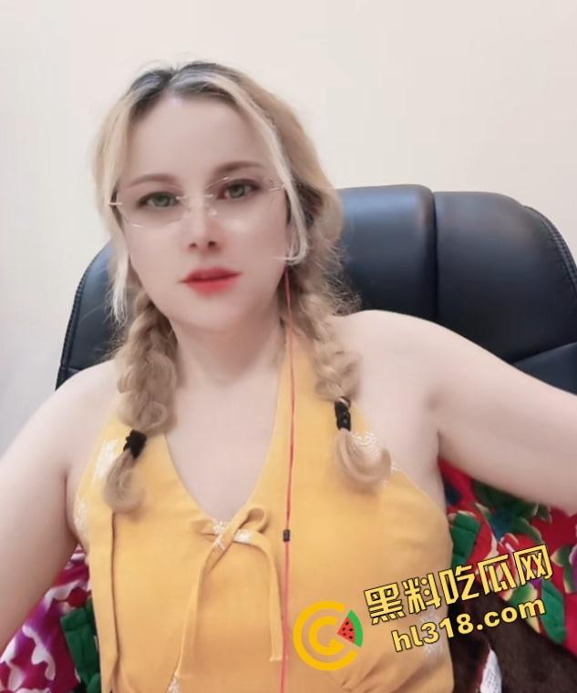 欧美酒吧绝活骚姐一屁股坐下把黄瓜全插进逼里口交双修，抬着观众的头当手动飞机杯一顿插！-3