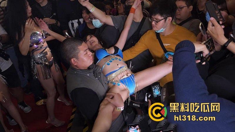 台湾胸装可乐推销员火爆来袭！巨乳胸前装可乐，为小费极致诱惑表演，妖娆身姿挑逗观众，现场躁动不安！-3