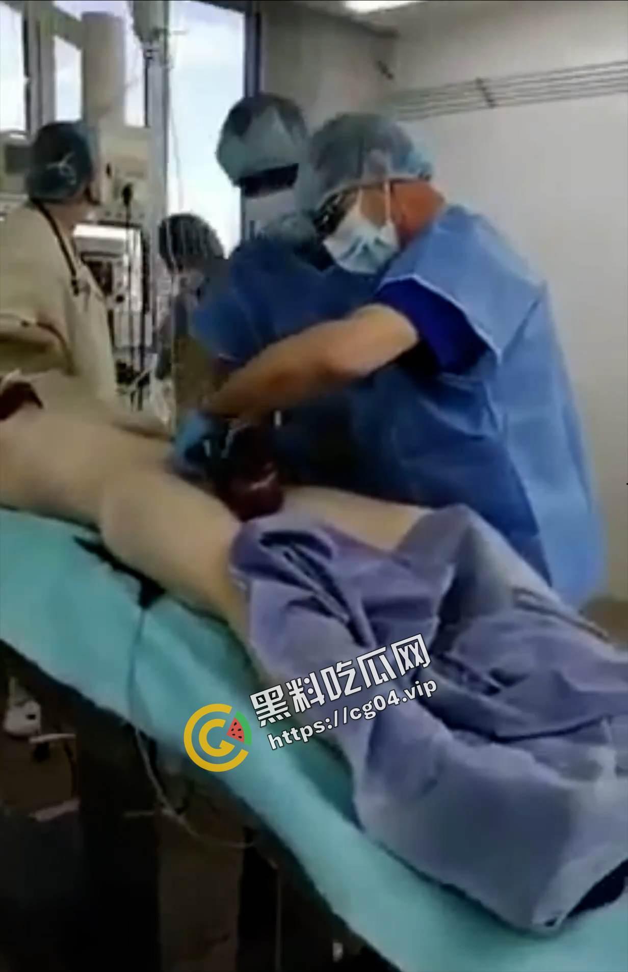 玩的花不是叫你玩命!w外国男子阳具被锁肿成大蒜一样 医生都束手无策-3