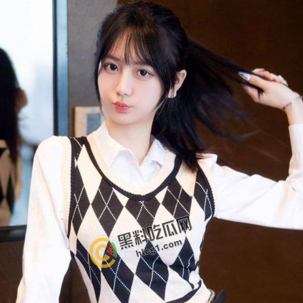 谢小蒽 颜值巅峰秀人网当红女神模特诱人私拍 脱光假鸡巴插入紫薇摄影师揉奶抠逼-3