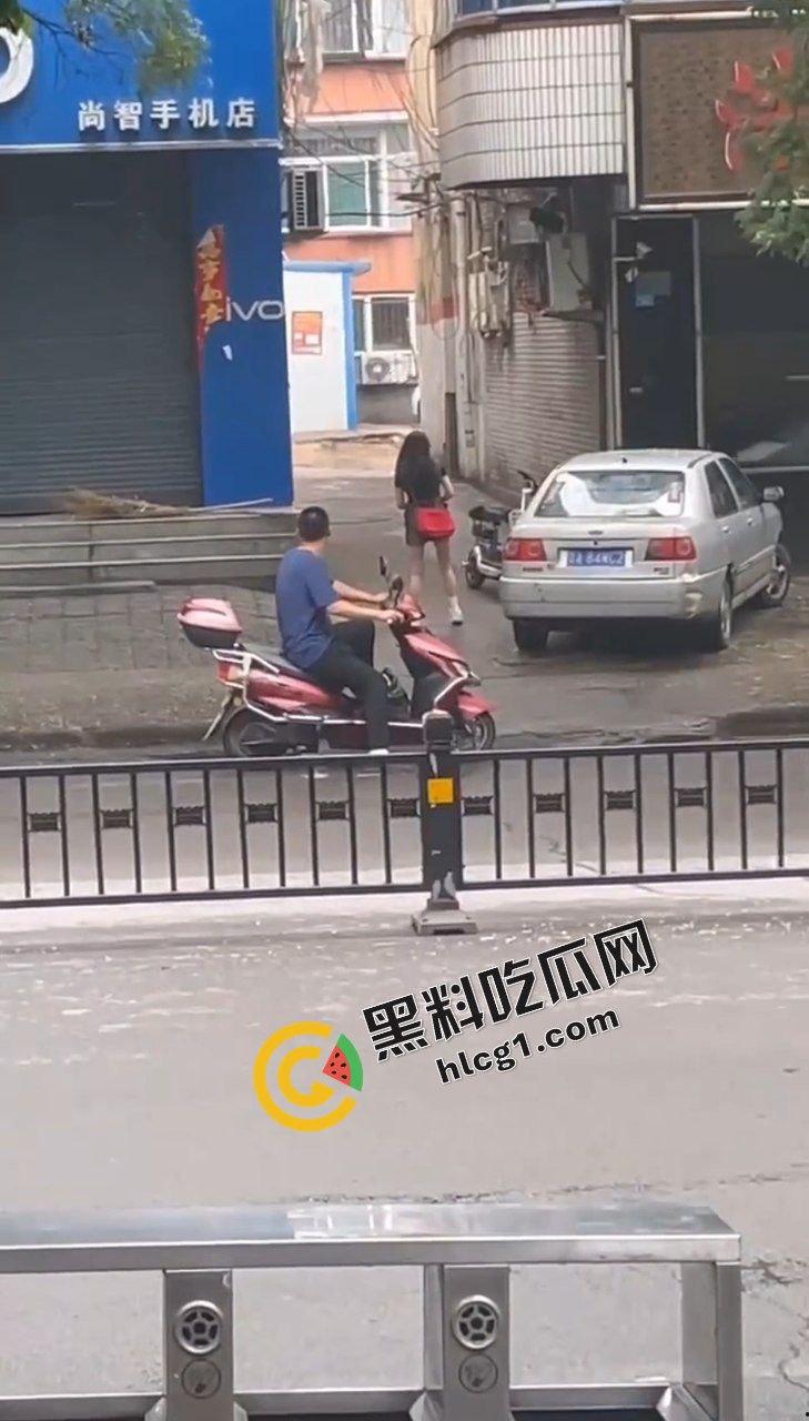 山西吕梁孝义 一男子当街殴打女子 痛下杀手 用脚踩砖头砸 被路人小姐姐报警 实拍视频传出！-7