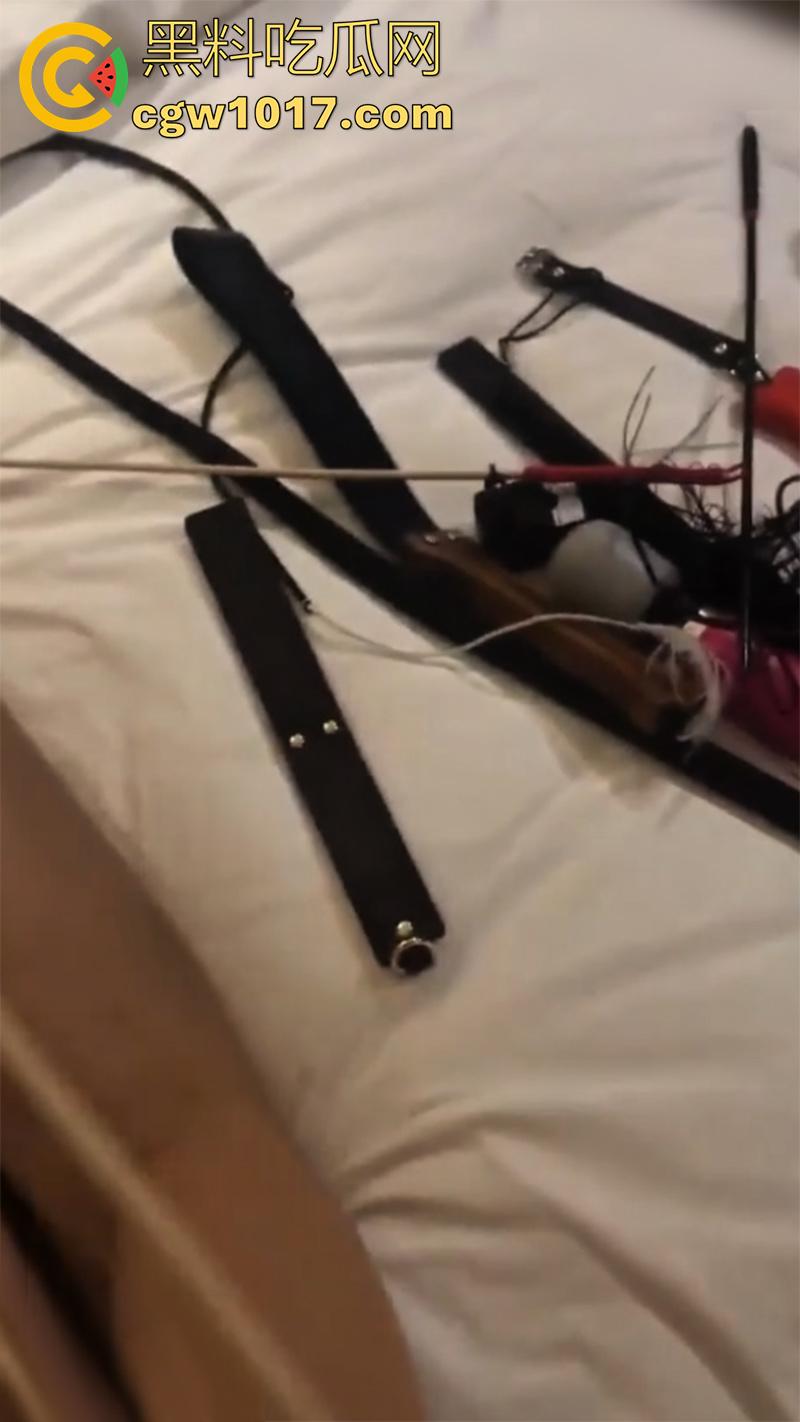 广州高端私密聚会偷拍，女仆主题私人会所，极品大长腿爆乳尤物，化身黑网袜女仆跪式服务，有钱人的快乐果然想象不到！-7