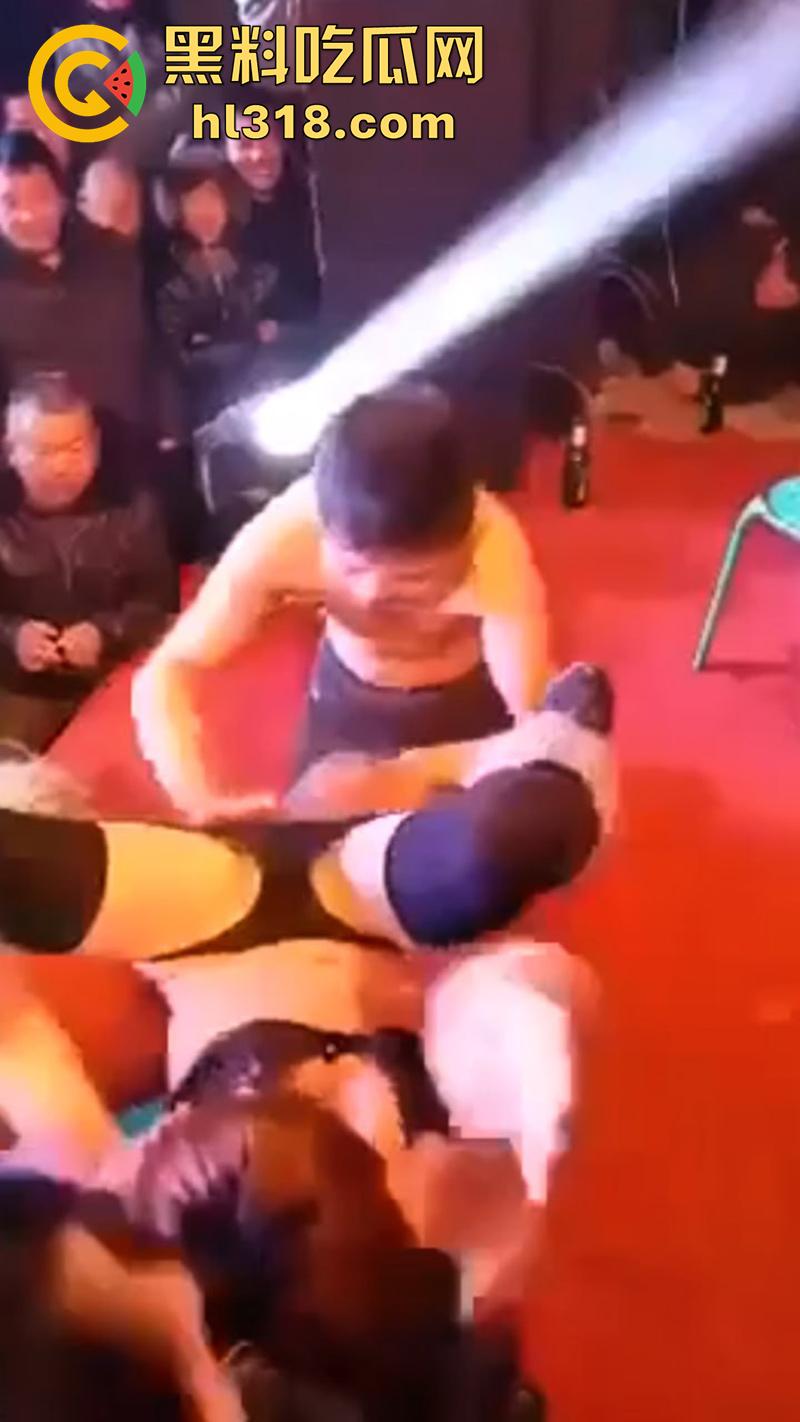 河南农村低俗成人表演,骚逼舞台上邀请观众,上台舔穴吃逼,旁边的大爷都兴奋坏了,看来是馋了啊!-7