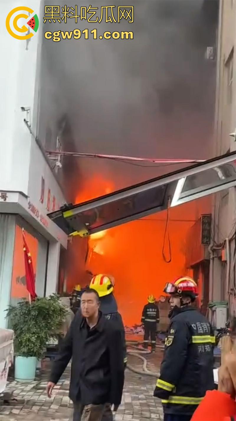 郑州市二七区合盛鞋城，上午发生重大火灾，据说这个鞋城已经是第二次着火，距上一次着火仅过去几个月！-6
