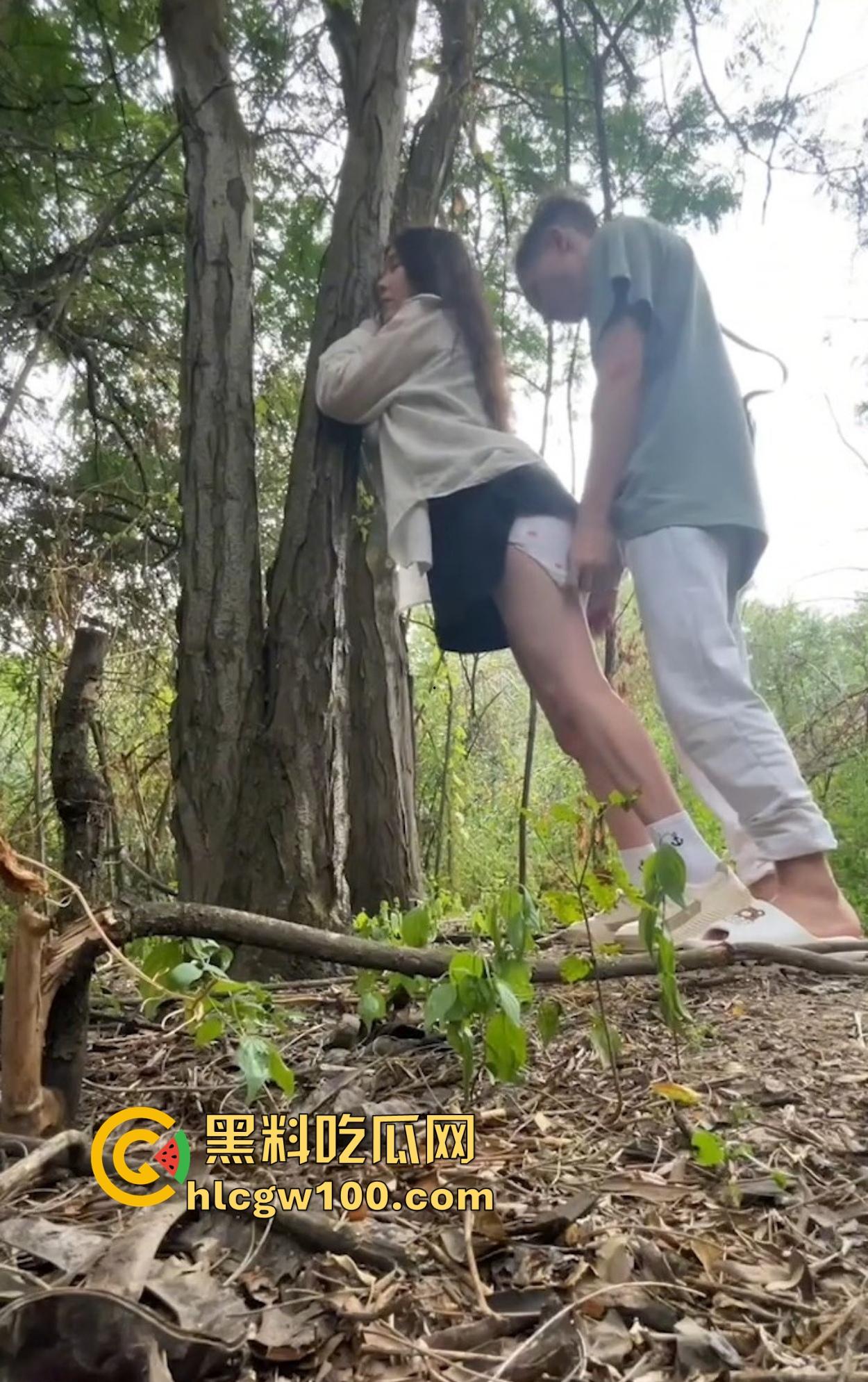 网黄女主播户外完成任务直播勾引司机，风韵少妇停车野战操逼，小伙子扛不住诱惑，肉棒直捣骚逼最终内射收场！-9