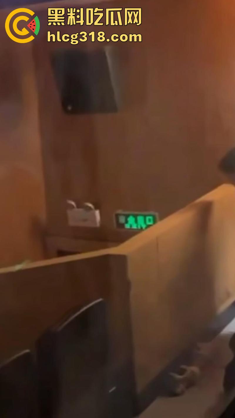 电影院假期工情侣打工，发现女友竟偷情主管，趁影厅没人激情后入，拍下证据在学校曝光！-1
