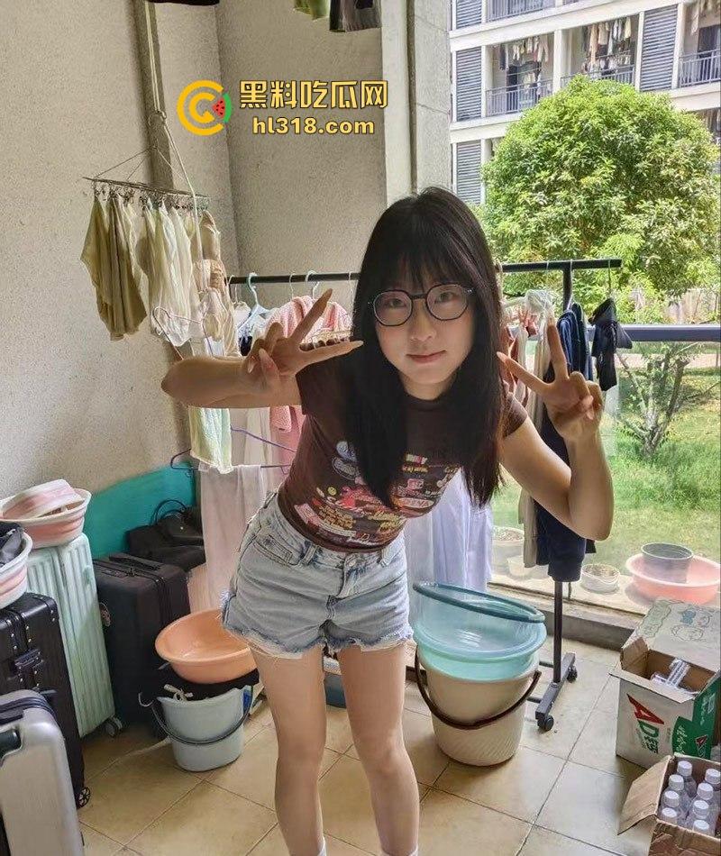 宁波大学【李鸣鸣】文艺眼镜妹揉穴自慰,反差蝴蝶逼惊喜见人,甜美呻吟诱惑无比,裸聊视频被曝光!-2