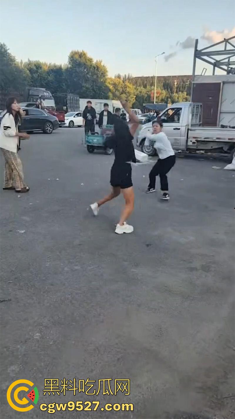 河南街头精神小妹,拿砍刀当街对拼,黑衣小妹气势汹汹,被砍后直接跑路,一群小伙围观!-1
