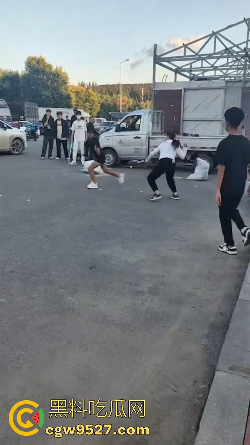 河南街头精神小妹,拿砍刀当街对拼,黑衣小妹气势汹汹,被砍后直接跑路,一群小伙围观!-4