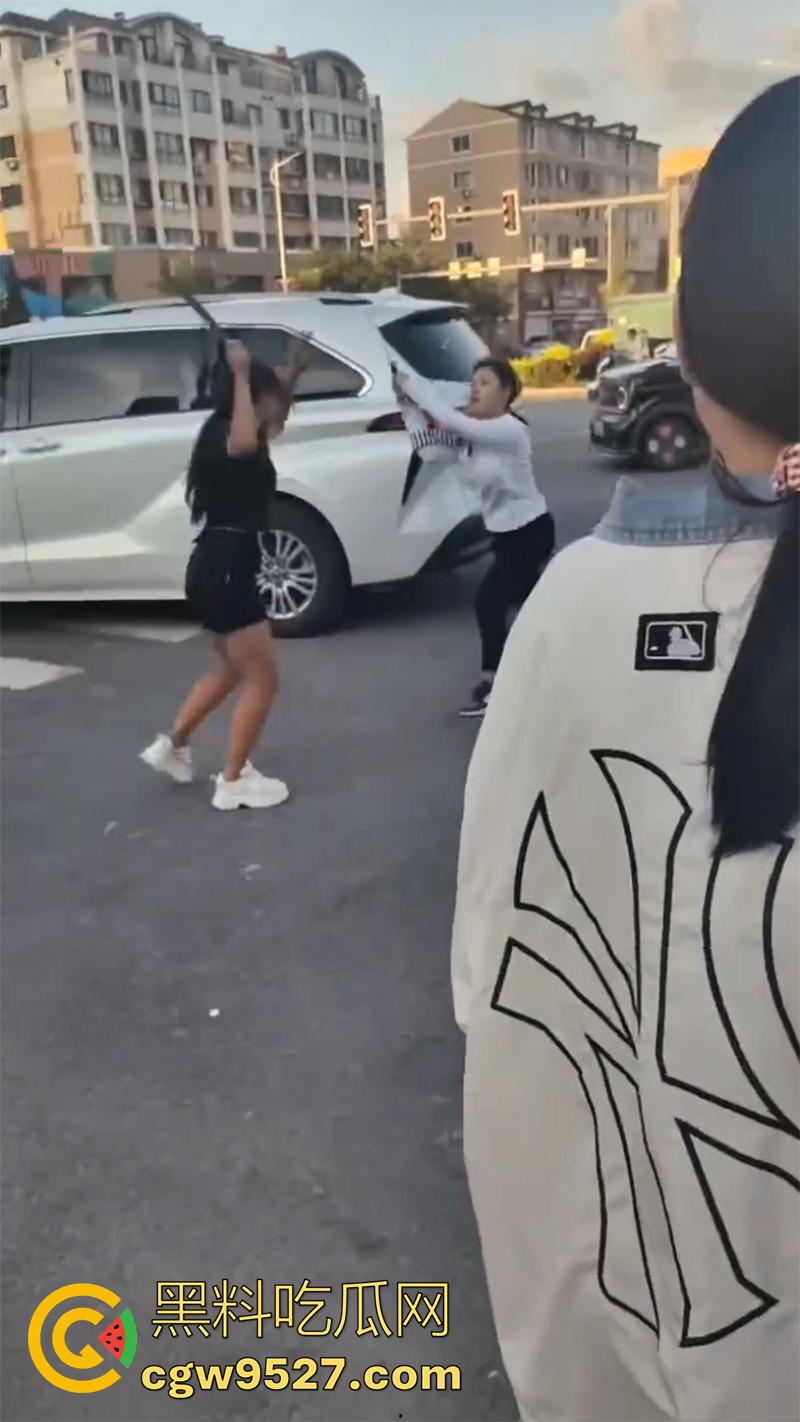 河南街头精神小妹,拿砍刀当街对拼,黑衣小妹气势汹汹,被砍后直接跑路,一群小伙围观!-5