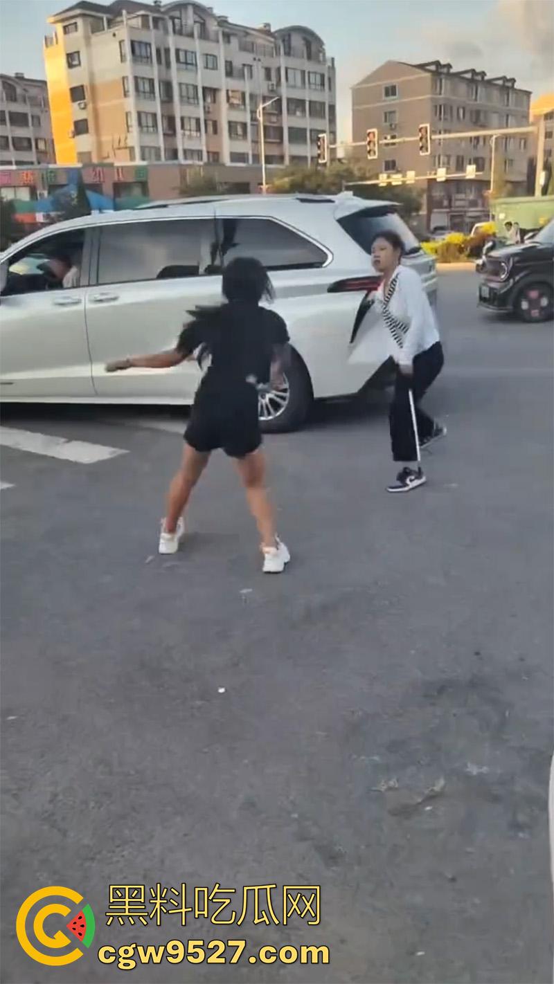 河南街头精神小妹,拿砍刀当街对拼,黑衣小妹气势汹汹,被砍后直接跑路,一群小伙围观!-6
