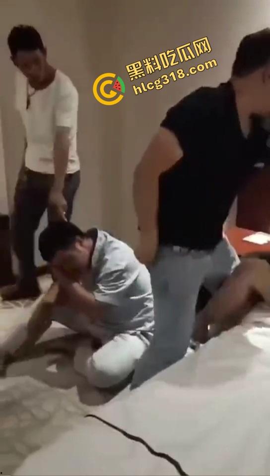 抓奸抓出新花样？郑州男子酒店当场捉奸狂锤情敌，转头却给老婆打屁股调教，你们一家人挺会玩！-4