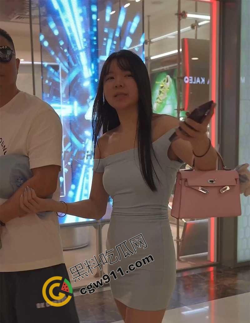 顶级偷拍精选！美艳骚妇真空美腿火辣躁动，嫩穴翘臀，刺激无比，欲火难耐！-1