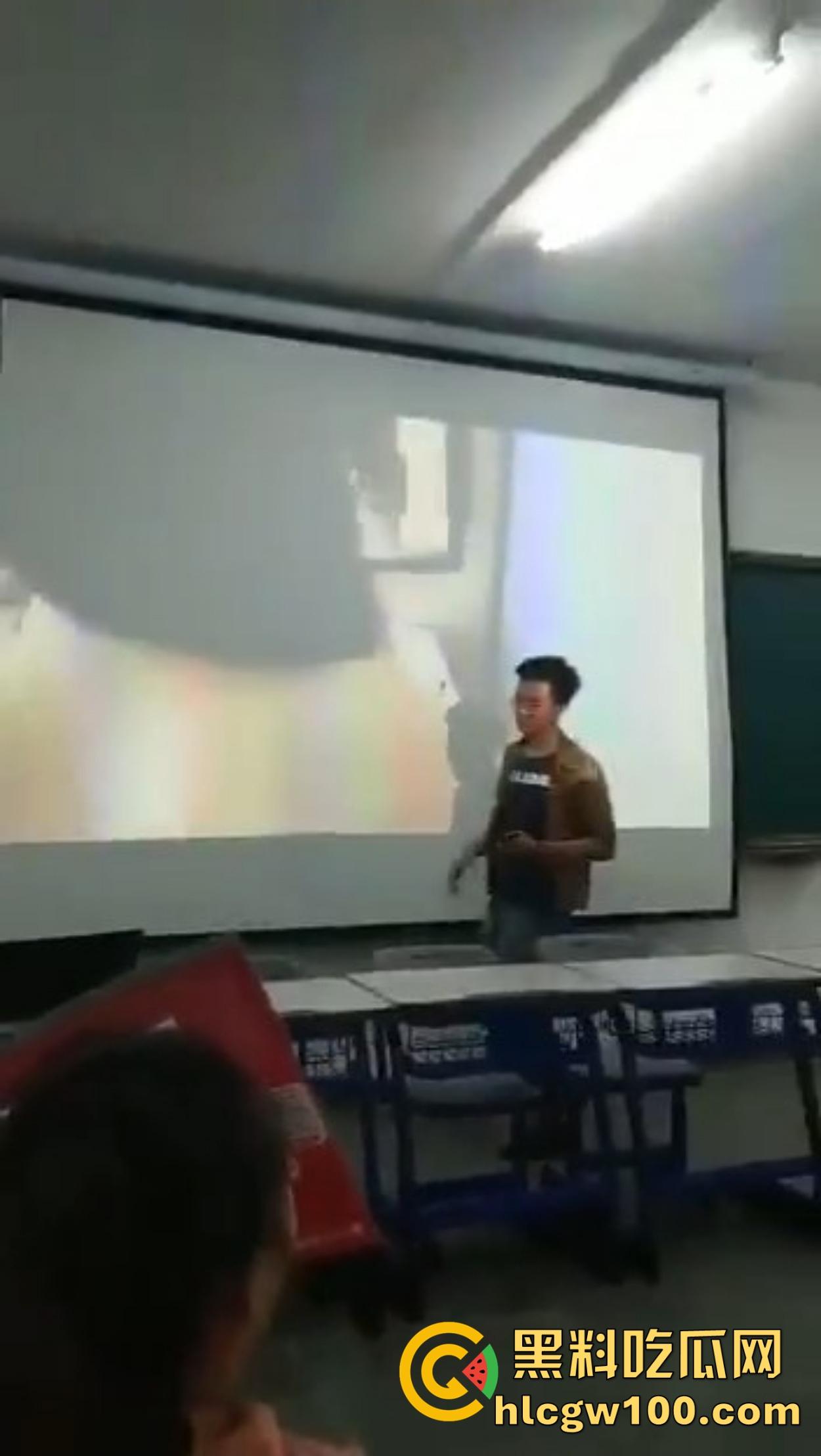 西安二中课堂播放A片事故，PPT切错引全班狂欢，女生羞红脸，男生暗地狂笑！-5